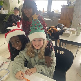 Chapeaux, chandails festifs, bandeaux, bas rigolos, maquillage et brillants sourires étaient au rendez-vous